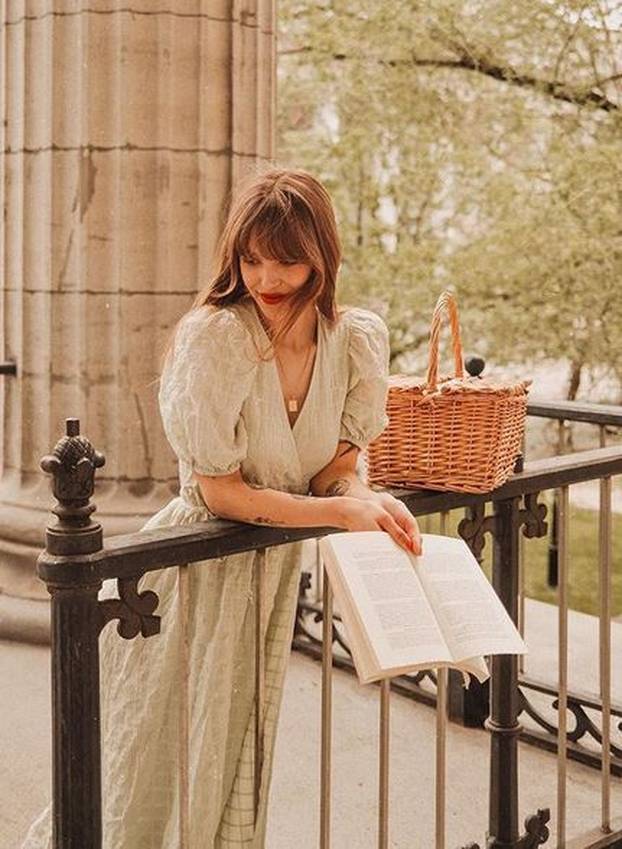 Blogerica  nosi trend sezone - lepršavu haljinu s  puf rukavima