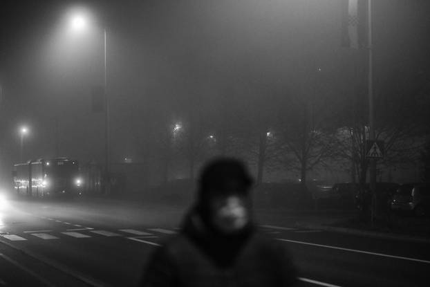 Maglovit i mističan Novi Zagreb u crno bijeloj fotografiji