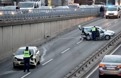 Unesrećene izvlačili vatrogasci: Sudarila se dva automobila