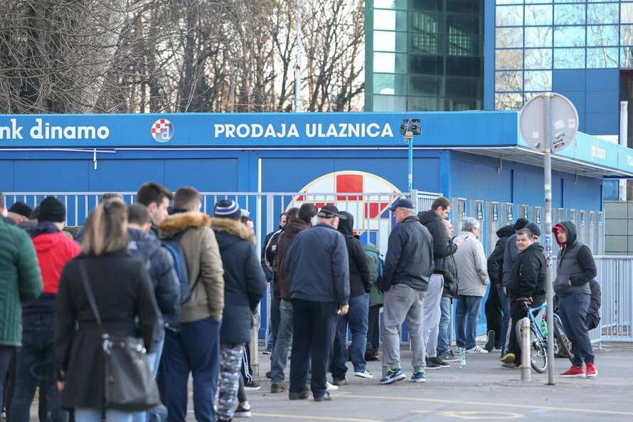 Zagreb: NavijaÄi od ranog jutra Äekaju u redu kako bi kupili kartu za osminu finala Europske lige