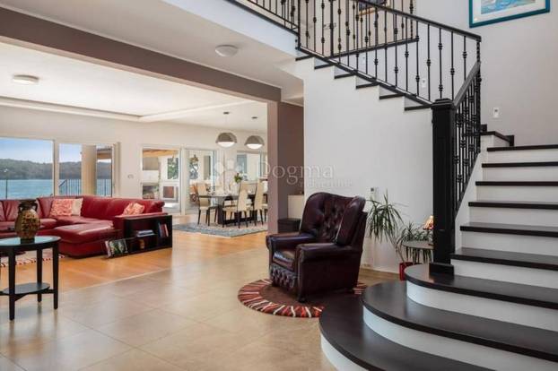 FOTO Ova luksuzna vila kod Šibenika ima čak dva bazena, a prodaje se za 5 milijuna eura