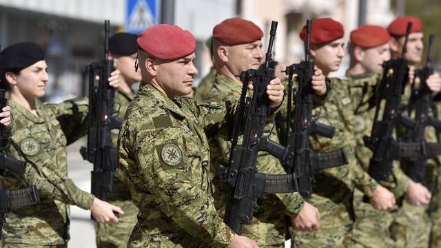 Knin: Polaganje vijenaca u spomen na poginule hrvatske branitelje kod Spomenika Hrvatske pobjede Oluja 95