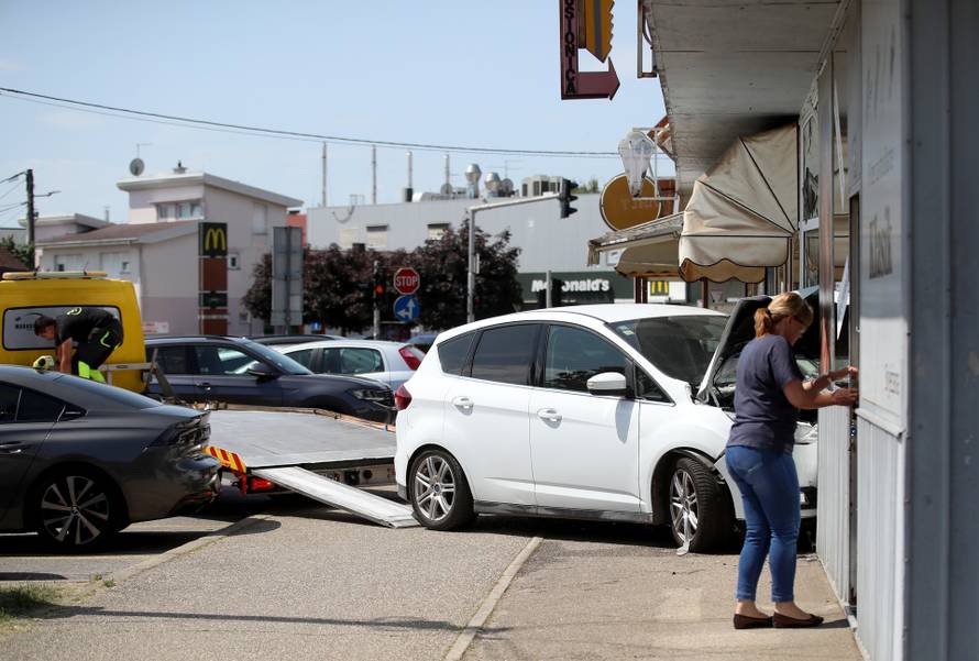 Velika Gorica: Automobilom se zabio u kiosk za izradu ključeva