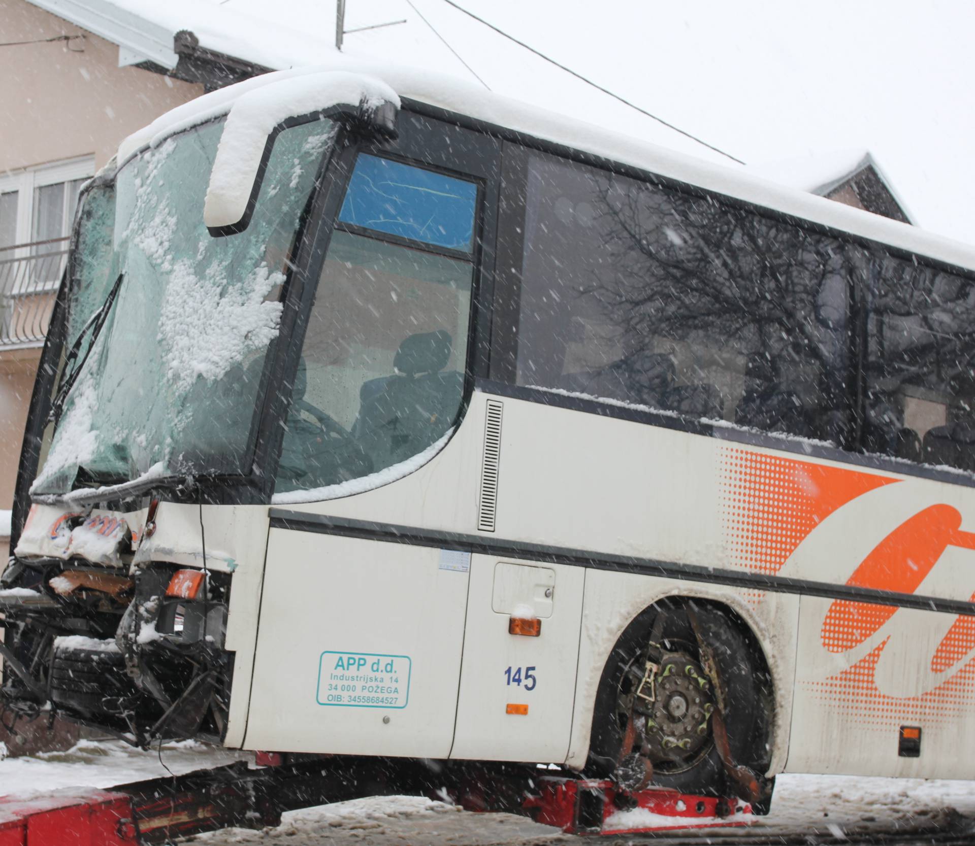 Bio pun vojnika: Bus se sudario s kamionom pa se zabio u kuću