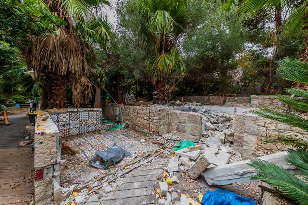 24sata: Palmižana: Reportaža o rušenju objekata Eduarda Tota Meneghella