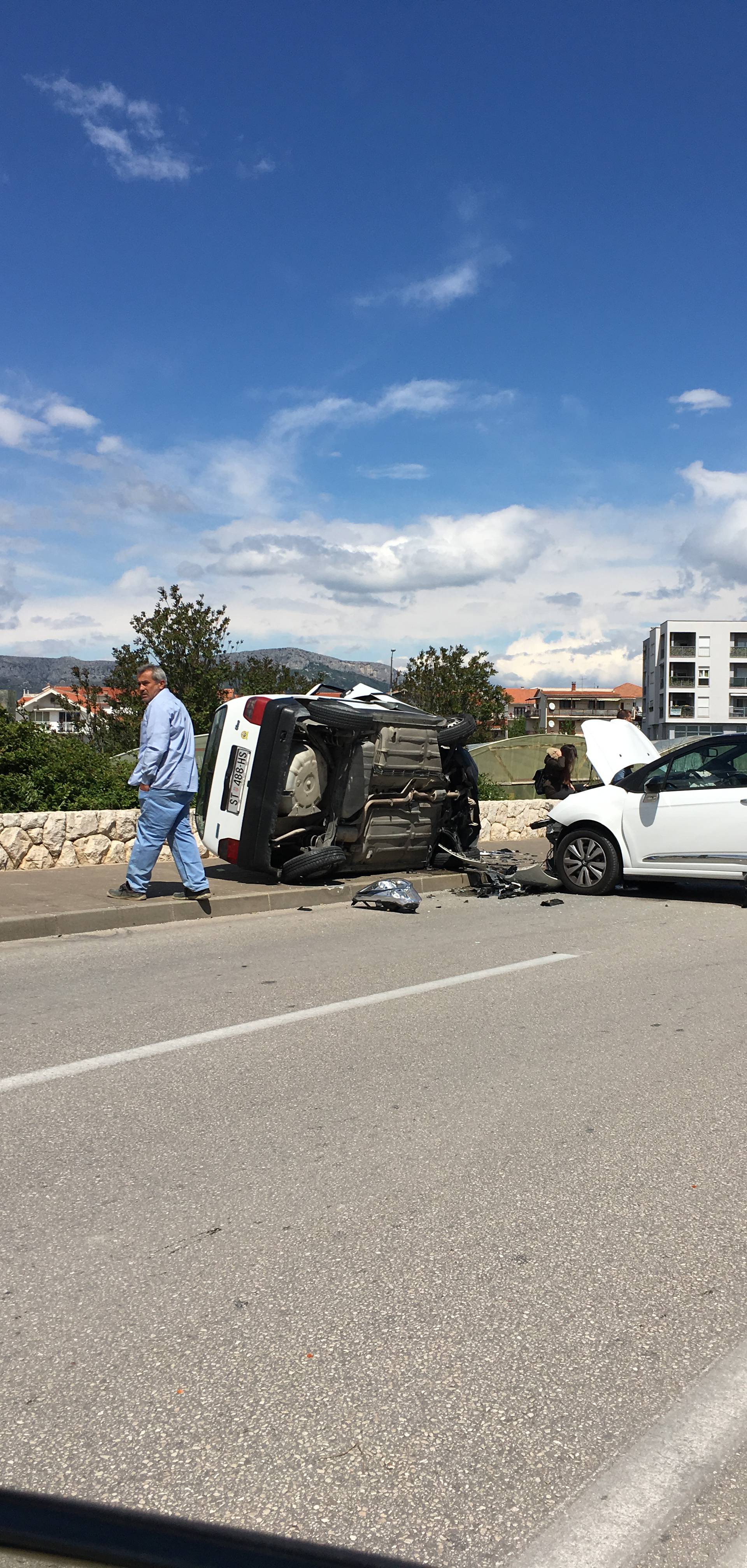 Sudar u Splitu: Auto je završio na boku, a dvoje ljudi u bolnici