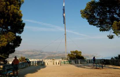 Lopov ukrao zastavu sa vrha Pelegrin na splitskom Marjanu 