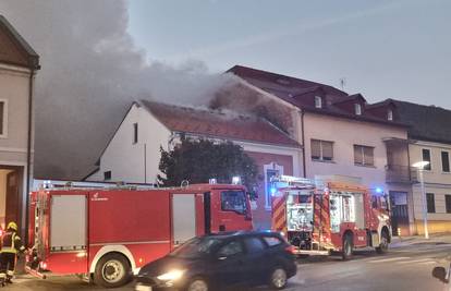 Požar počeo na krovu kuće, vatrogasci se bore sa stihijom