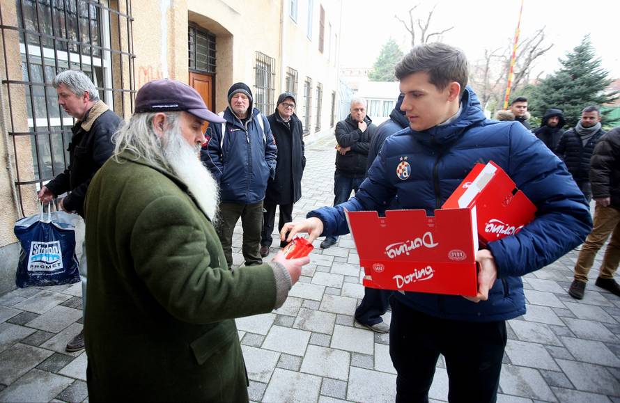 Zagreb: NogometaÅ¡i Dinama podjelili poklone i tople obroke korisnicima puÄke kuhinje