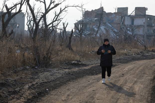 People of war-torn towns in Ukraine's Donetsk region aim to rebuild lives