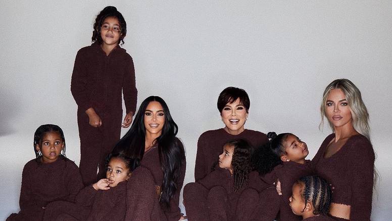 Kim Kardashian objavila dosad najskromniju božićnu čestitku: 'Nepotpuni ste bez Kayneja'