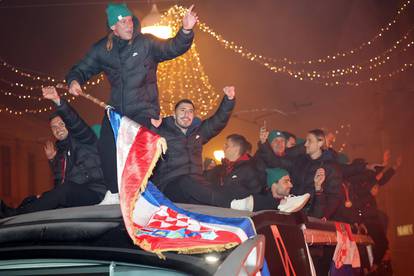 FOTO Vida se nakon Katra opet popeo na krov. Tad ga je Lovren držao dok je mahao zastavom