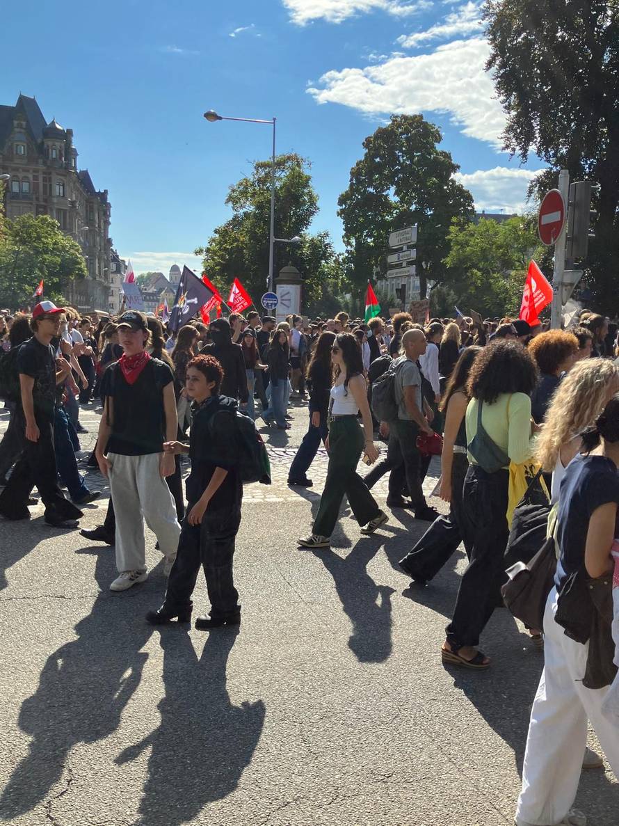 VIDEO Tako to rade Francuzi. Prijestolnica EU je u blokadi: 'Macron militarizira državu!'