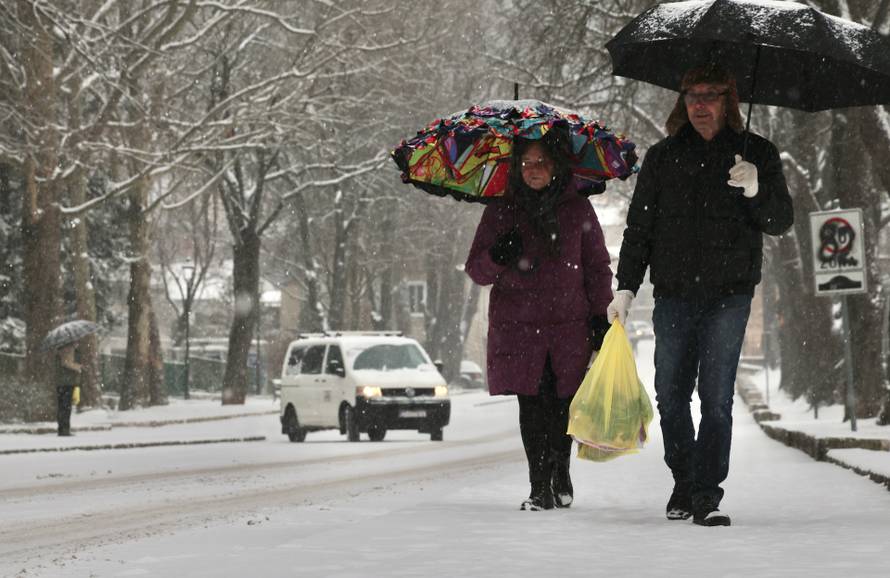 Snijeg zabijelio sinjske ulice