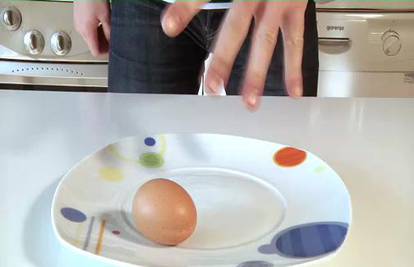 Uskršnji trikovi - kako razbiti jedno jaje jednom rukom  