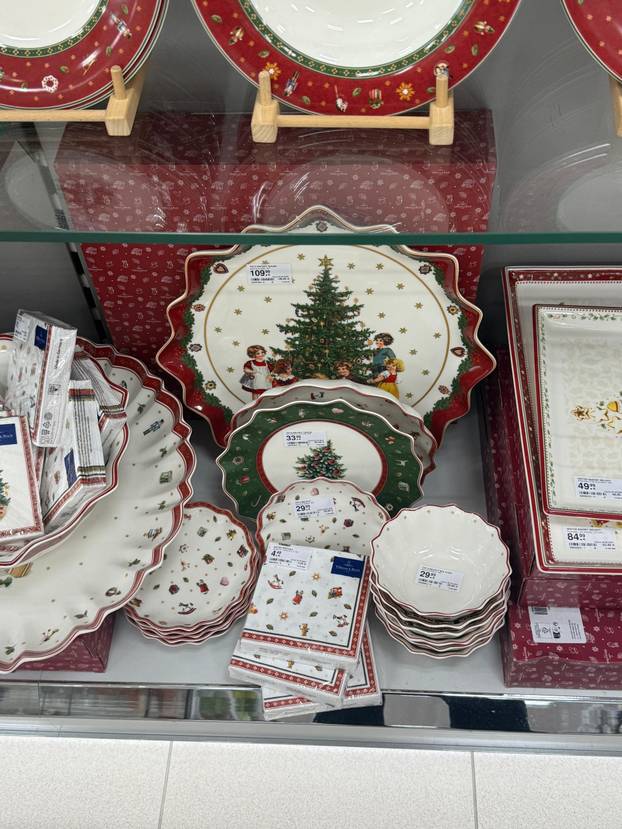 FOTO Trgovci su izvukli božićne ukrase! Pogledajte što se nudi, snježne kugle idu i za 74 eura...