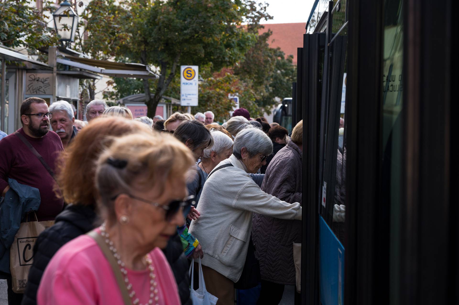 Zagreb: Brojni građani čekaju autobus za Mirogoj i Krematorij