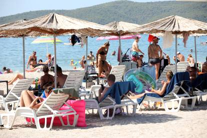 FOTO Plaža u Brodarici je krcata kupačima:  Toplinski val bliži se kraju, pogledajte ljetne prizore