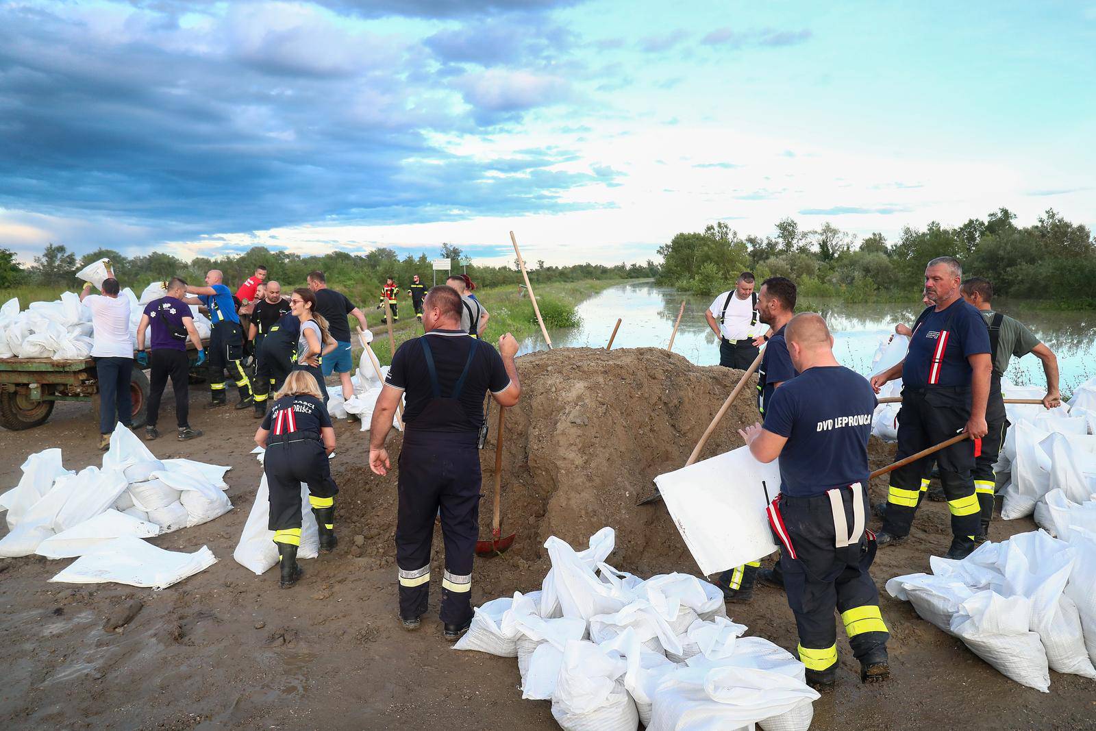 Hrušćica: Vatrogasci i građani pune vreće sa pijeskom i ojačavaju nasip