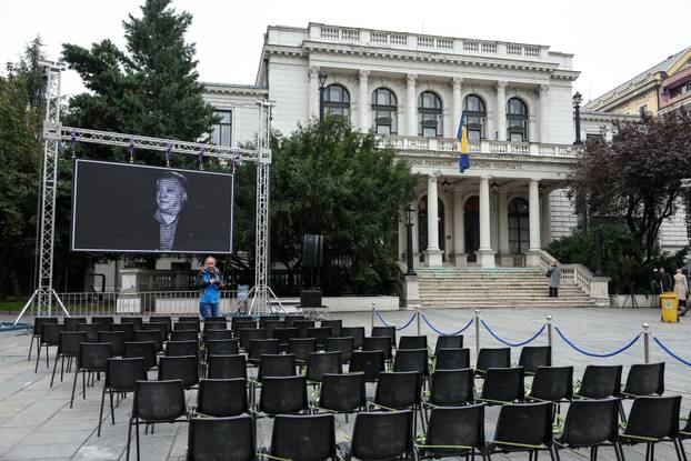 Sarajevo: Dolazak uzvanika na komemoraciju za Halida Bešlića u Narodno pozorište 