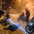 Tisuće prosvjeduju u Ateni zbog policijskog nasilja: Kamenovali stanicu, teško ozlijedili policajca