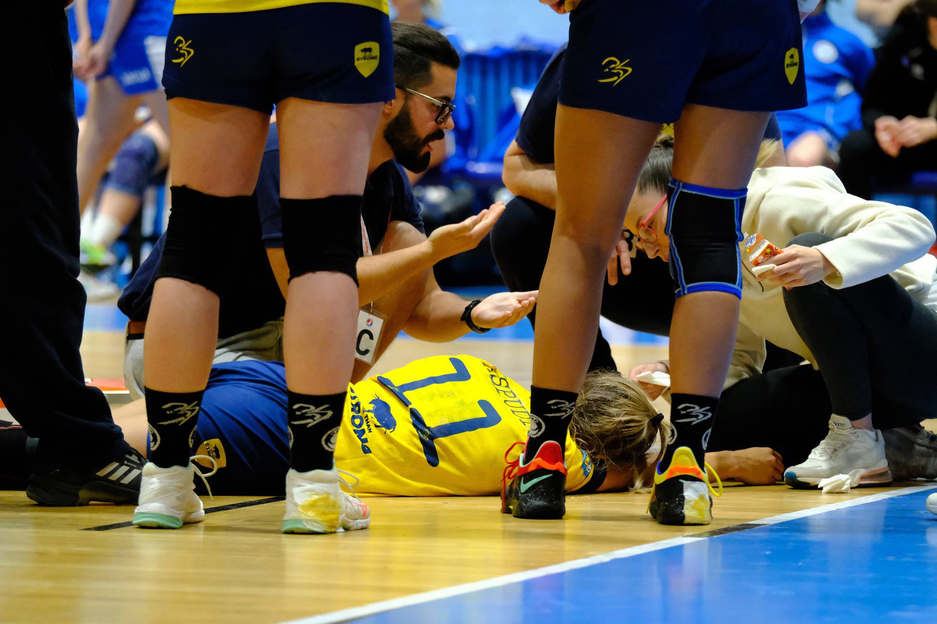 Rukometašica nepomično leži nakon ozljede na utakmici Lokomotiva - Umag