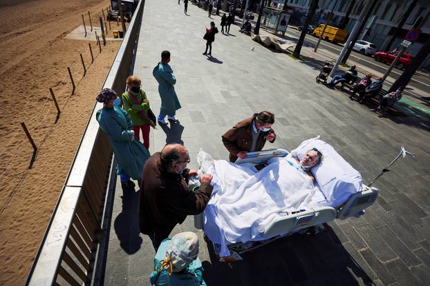 Barcelona Hospital del Mar takes COVID-19 ICU survivor to beachside for "sea therapy\