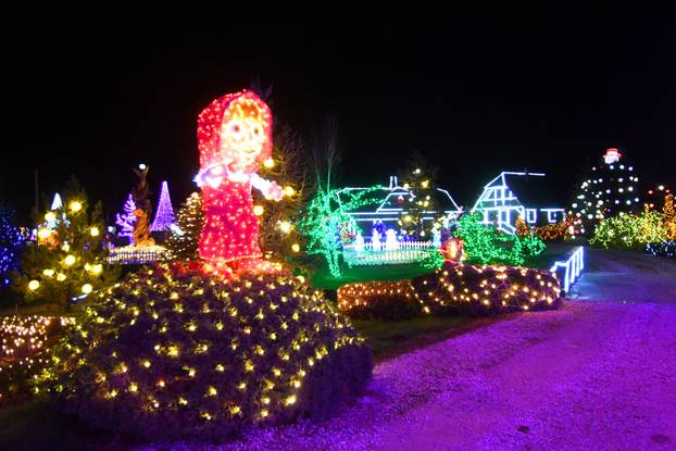 Grabovnica: Započela božićna čarolija svjetla obitelji Salaj