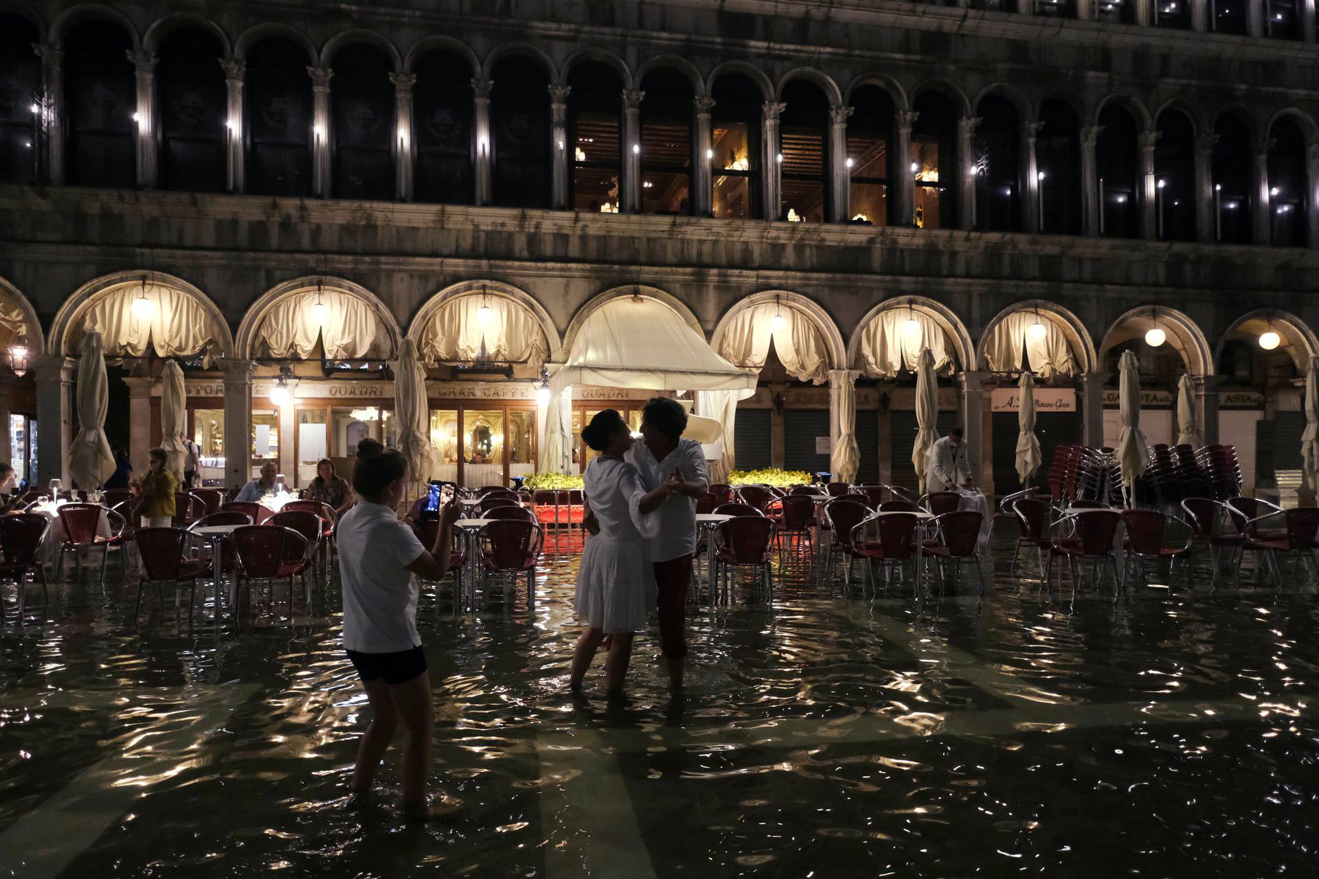 Rijetka ljetna poplava potopila Trg sv. Marka u Veneciji, brojni turisti plesali u vodi do koljena