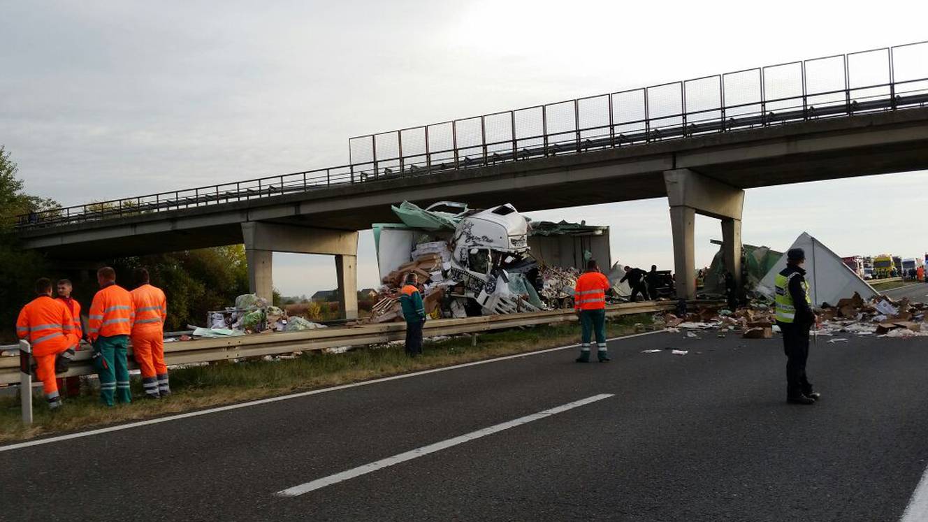 Vozač se kamionom zaletio u nadvožnjak, dvoje poginulih