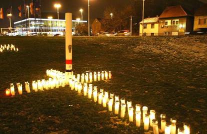 U spomen na pad Vukovara branitelji zapalili lampione