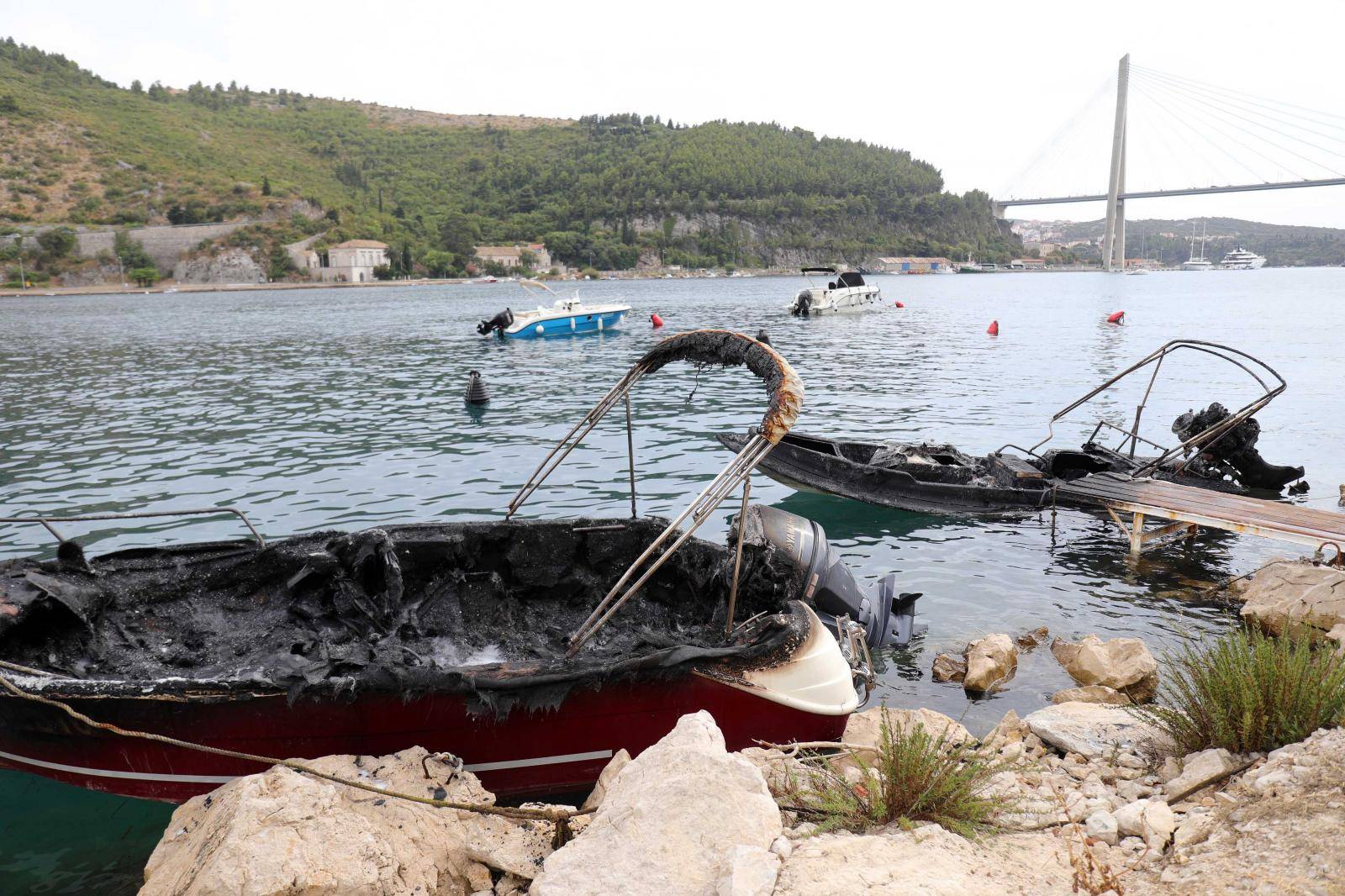 VIDEO Požar kod Dubrovnika: Gorjele brodice, jedan kombi, automobili, crni dim je posvuda