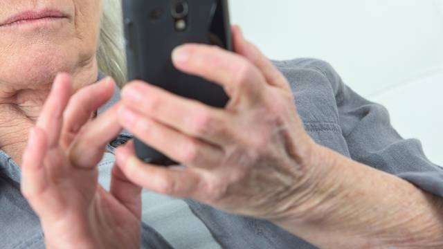 Uz ove aplikacije baka i djed moći će lakše koristiti telefone