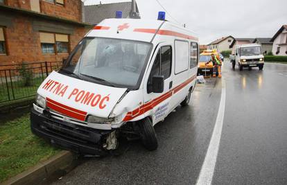 Zabio se Opelom u Hitnu par metara od svoje kuće