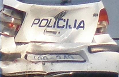 Vozač Peugeota naletio na policajku u službenom autu