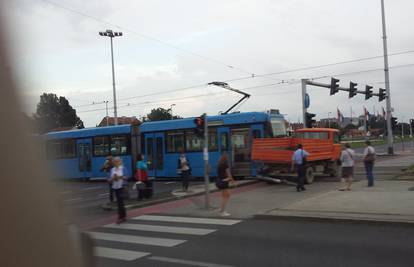 'Pokupio' ga tramvaj: Vozač kamiona prošao kroz crveno 