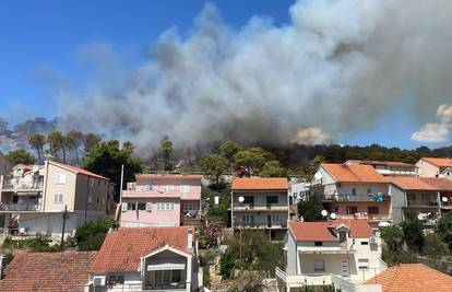 Požar u Šibeniku još je aktivan: 'Nema otvorenog plamena, ali i dalje ima izdimljavanja'