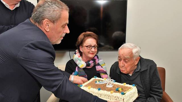 Pero Kvrgić napunio 92 godine, a Bandić ga počastio tortom...