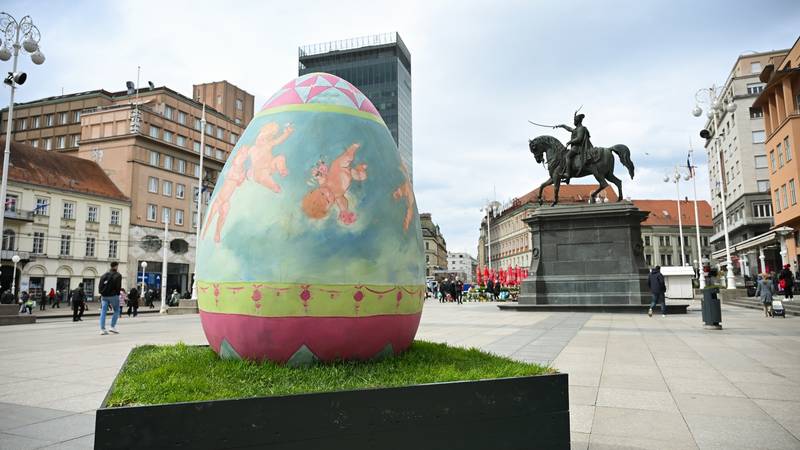 FOTO Centar Zagreba ukrašen velikim pisanicama uoči Uskrsa
