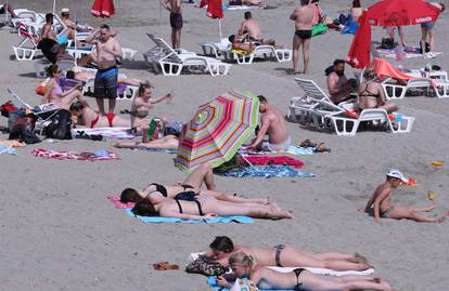 Split: Lijepo vrijeme mnogi koriste na uživanje na plaži