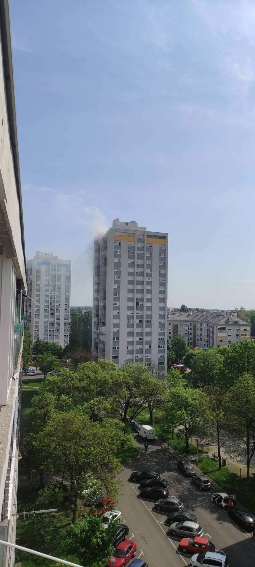 Pogledajte snimku: Gorio stan na vrhu nebodera na Volovčici