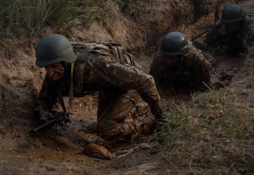 Ukrainian servicemen attend an exercise in Chernihiv region