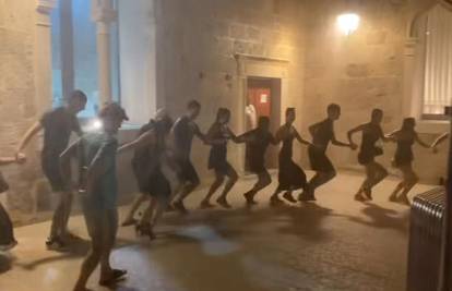 VIDEO Ma kakva kiša! Na Pagu unatoč pljusku zaplesali kolo