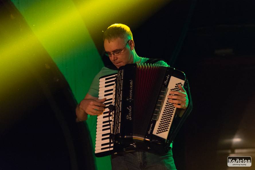 Vitasović je studenticu pozvao na stage pa su skupa zapjevali