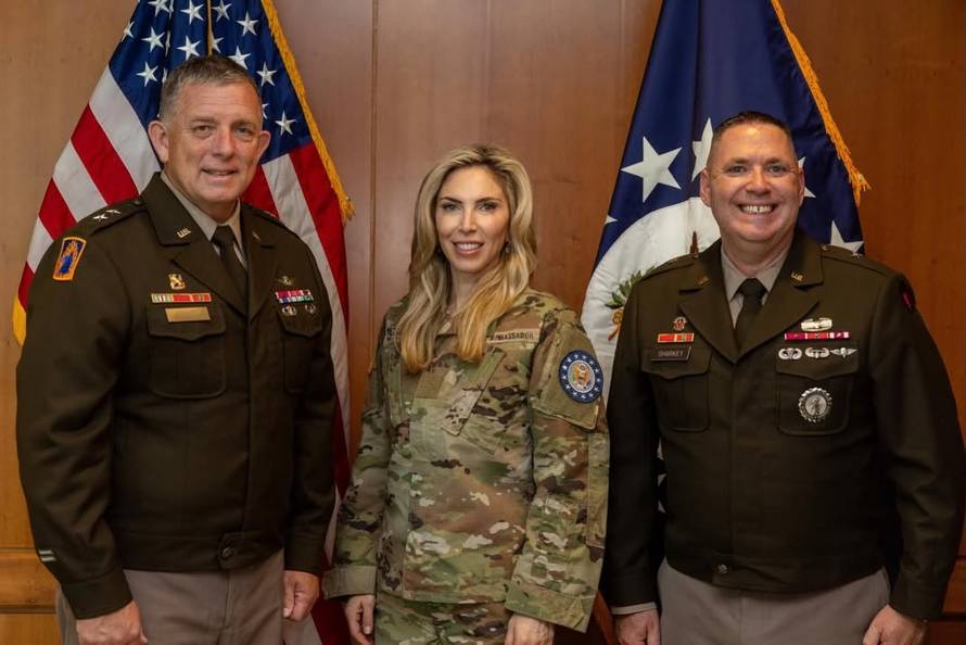 FOTO Pogledajte američku veleposlanicu u Slunju, dijelila obroke vojnicima na vježbi