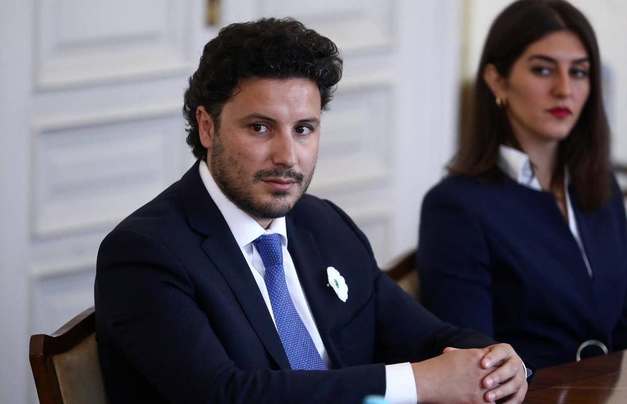 Abazović i Porfirije bez najave potpisali Temeljni ugovor