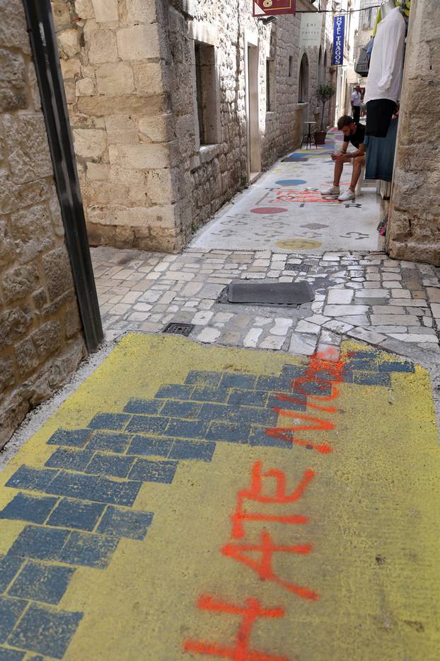 Na umjetničko djelo u Trogiru netko je naslikao simbol svastike