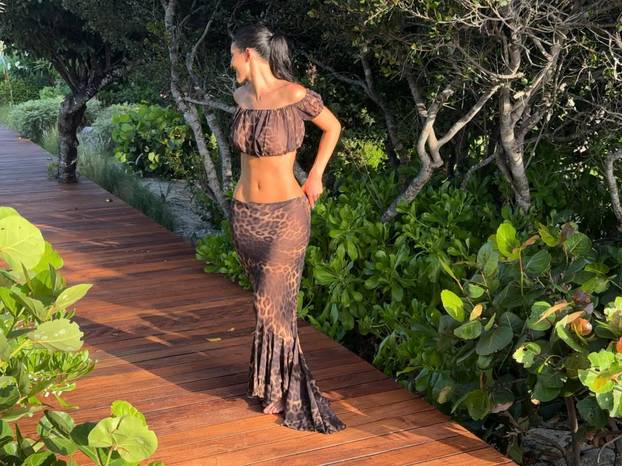 FOTO Mini bikini i bujne grudi: Ovako se Kylie Jenner odmara