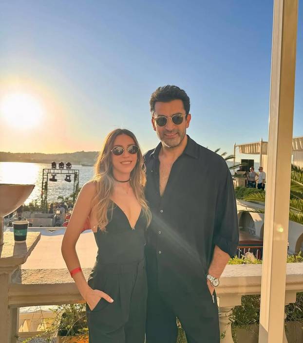 Sjećate li se osvetnika Ezela? Poznati glumac ljubi 13 godina mlađu poznatu glumicu...