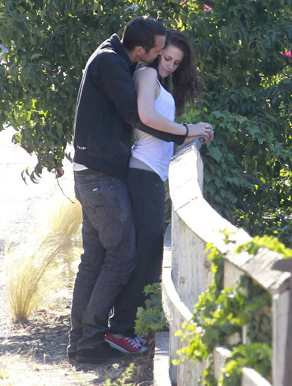 Exclusive... Kristen Stewart Cheats On Rob! NO INTERNET USE WITHOUT PRIOR AGREEMENT